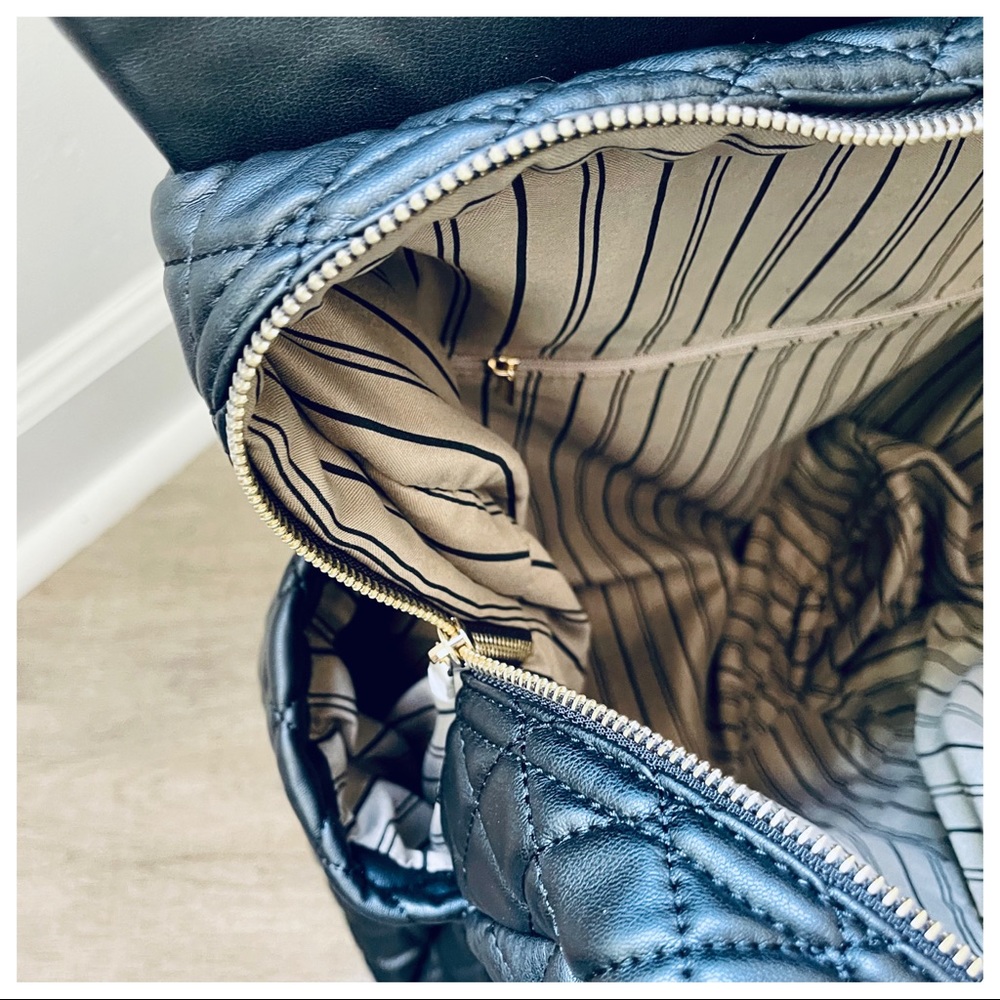 BACK IN STOCK✨✨✨Quilted Faux leather Fabulous Travel Rolling bag - Picture 12 of 12